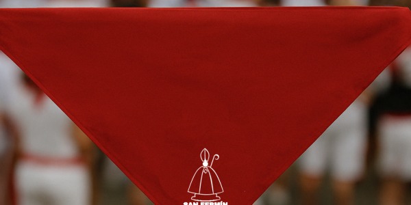 El Pañuelo Rojo de San Fermín: Tradición, Pasión y el Toque Perfecto para Tu Fiesta